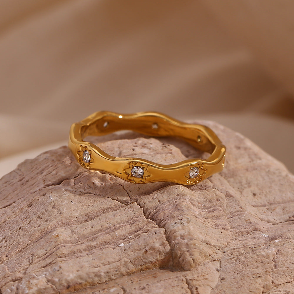 Fashion temperament, niche design, stainless steel plated with 18K gold, wavy octagonal ring for women