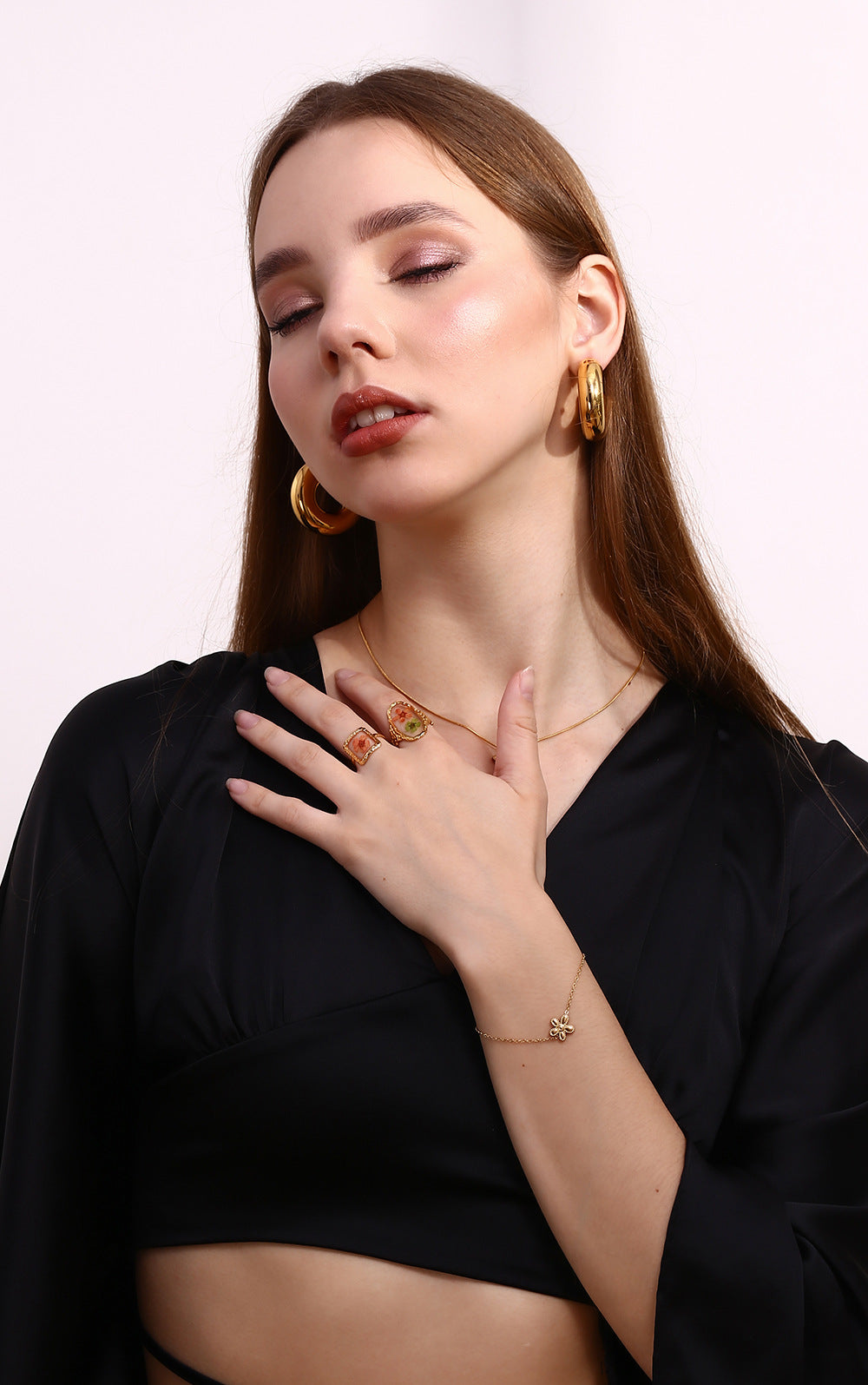 A niche retro style handmade stainless steel ring plated with 18K gold hammer pattern, transparent oval opening flower ring