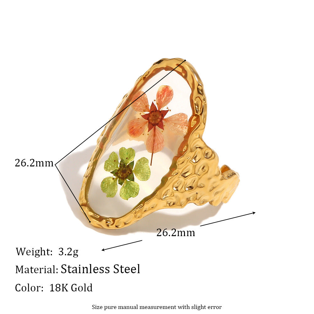 A niche retro style handmade stainless steel ring plated with 18K gold hammer pattern, transparent oval opening flower ring