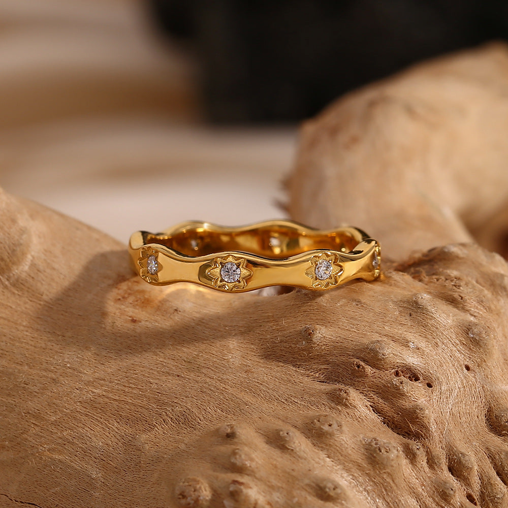 Fashion temperament, niche design, stainless steel plated with 18K gold, wavy octagonal ring for women