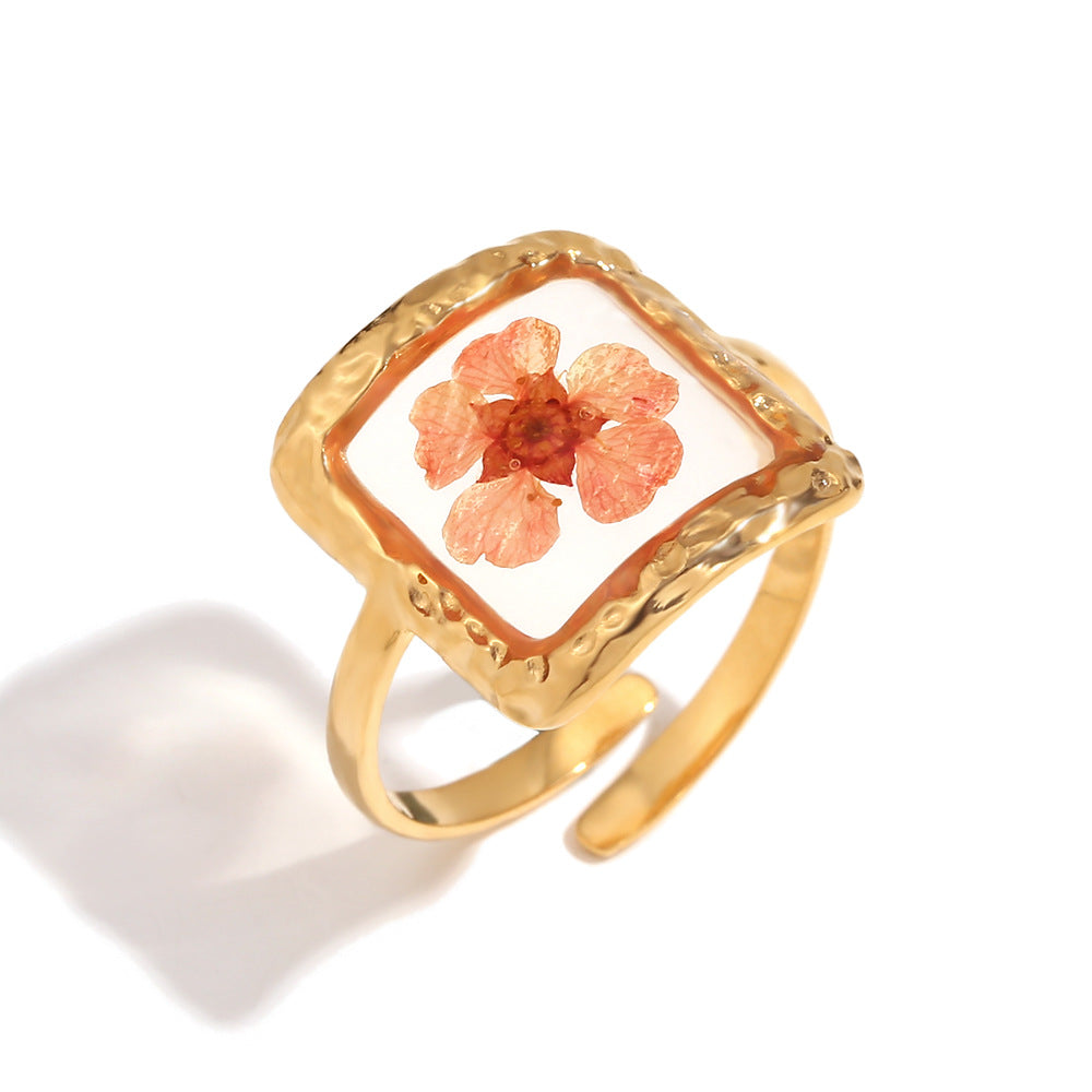 A niche retro style handmade stainless steel ring plated with 18K gold hammer pattern, transparent oval opening flower ring
