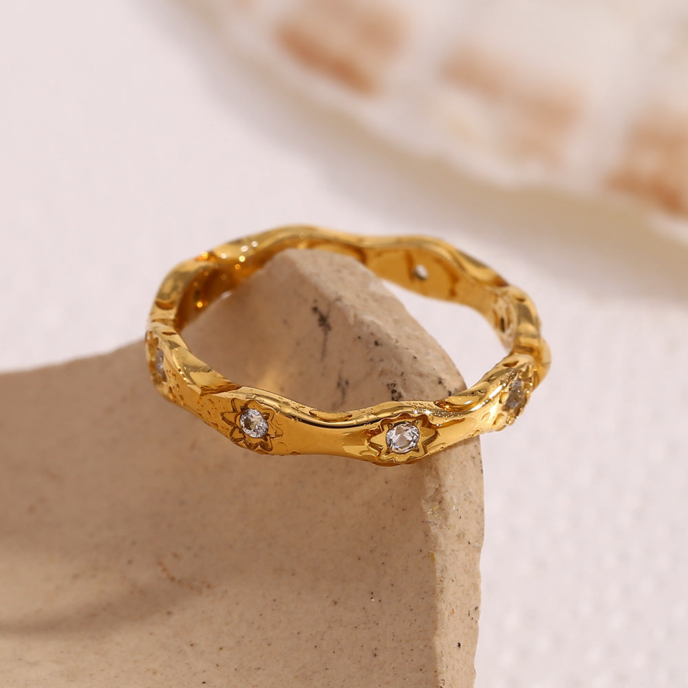 Fashion temperament, niche design, stainless steel plated with 18K gold, wavy octagonal ring for women
