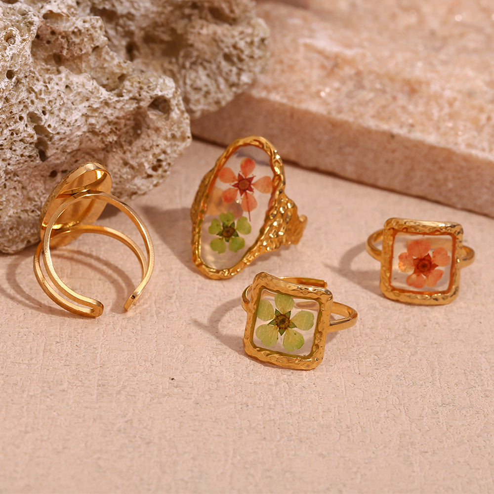 A niche retro style handmade stainless steel ring plated with 18K gold hammer pattern, transparent oval opening flower ring