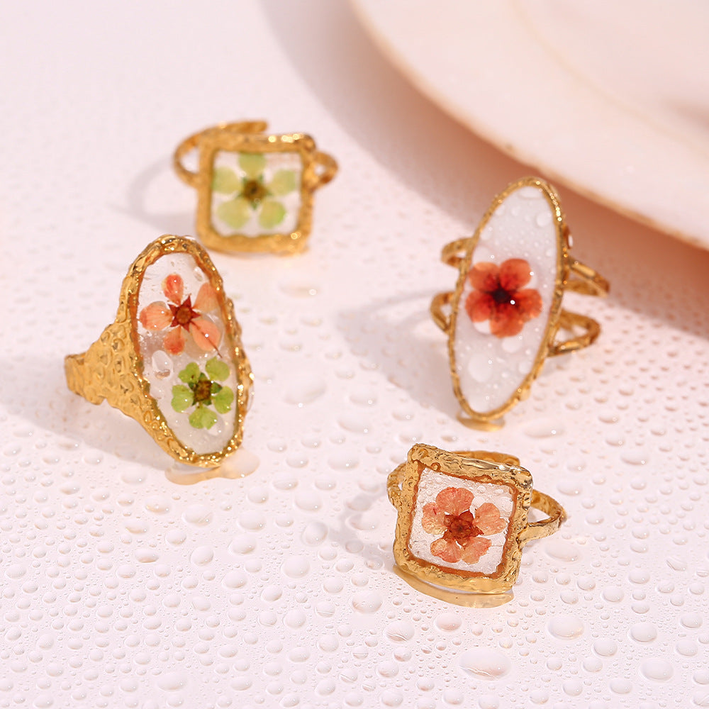 A niche retro style handmade stainless steel ring plated with 18K gold hammer pattern, transparent oval opening flower ring