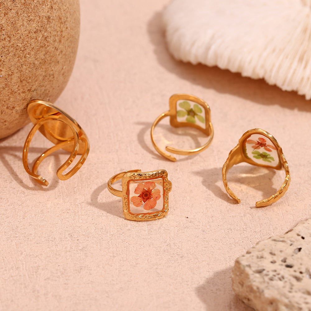 A niche retro style handmade stainless steel ring plated with 18K gold hammer pattern, transparent oval opening flower ring