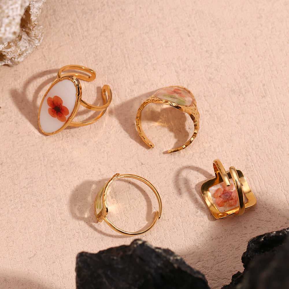 A niche retro style handmade stainless steel ring plated with 18K gold hammer pattern, transparent oval opening flower ring
