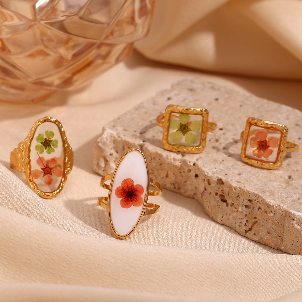 A niche retro style handmade stainless steel ring plated with 18K gold hammer pattern, transparent oval opening flower ring