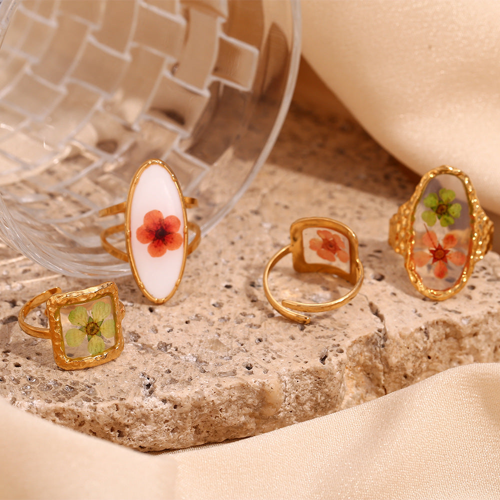 A niche retro style handmade stainless steel ring plated with 18K gold hammer pattern, transparent oval opening flower ring