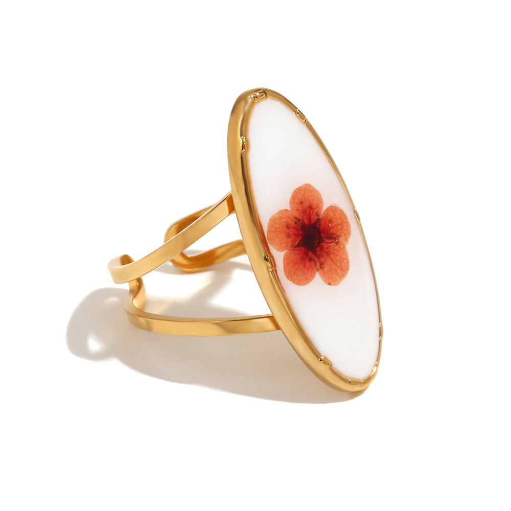 A niche retro style handmade stainless steel ring plated with 18K gold hammer pattern, transparent oval opening flower ring