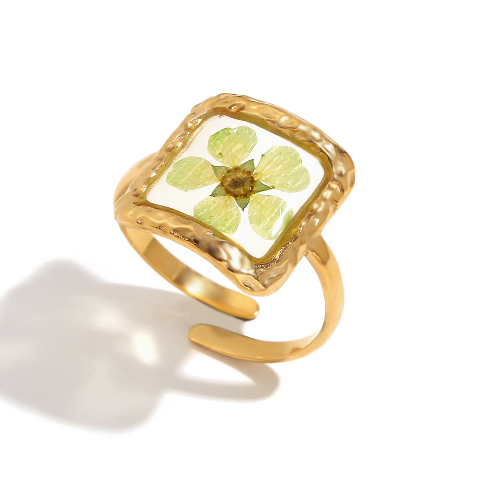 A niche retro style handmade stainless steel ring plated with 18K gold hammer pattern, transparent oval opening flower ring
